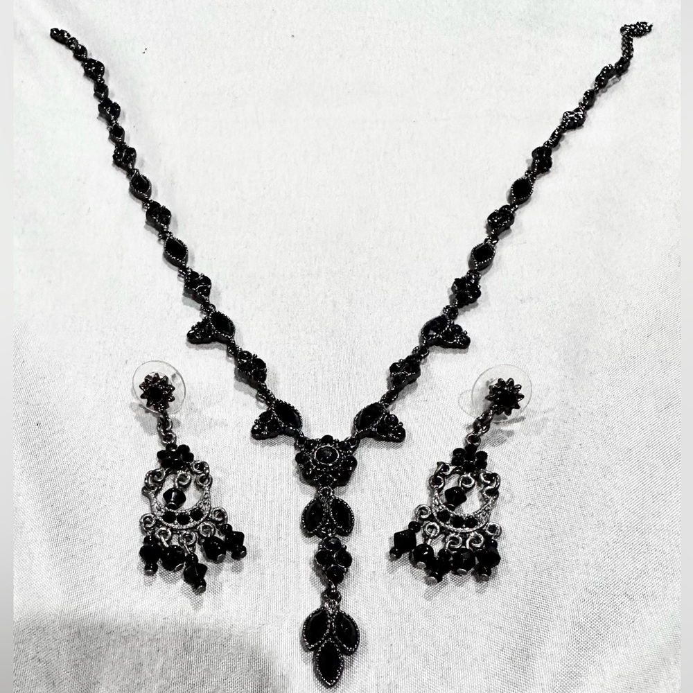 Plunging necklace & matching earrings
